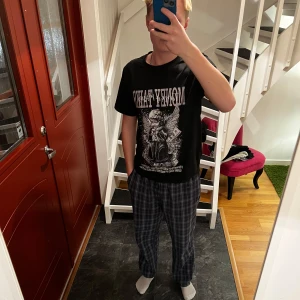 Svart t-shirt med tryck - Snygg svart t-shirt med ett coolt tryck av en ängel och texten 'Money Talks'. 