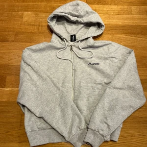 Grå hoodie från COLLUSION - Använd fåtal gånger, jättefin passform!