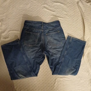 Blåa h&m jeans - Sköna blåa baggy h&m jeans. Strl 164. Kontakta via pris och andra frågor