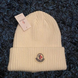 Moncler Mössa Vit - Helt ny. 