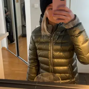 Intressekoll på min fina colmar jacka, i en grön färg💕väldigt sparsamt använd och inga defekter. Sitter som en s/m 
