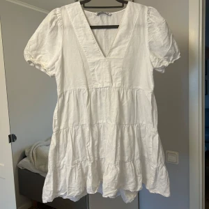 Studentklänning - Finaste studentklänningen som tyvärr var för kort för mig, så rekommenderar till den som är ca 165 eller kortare🤍