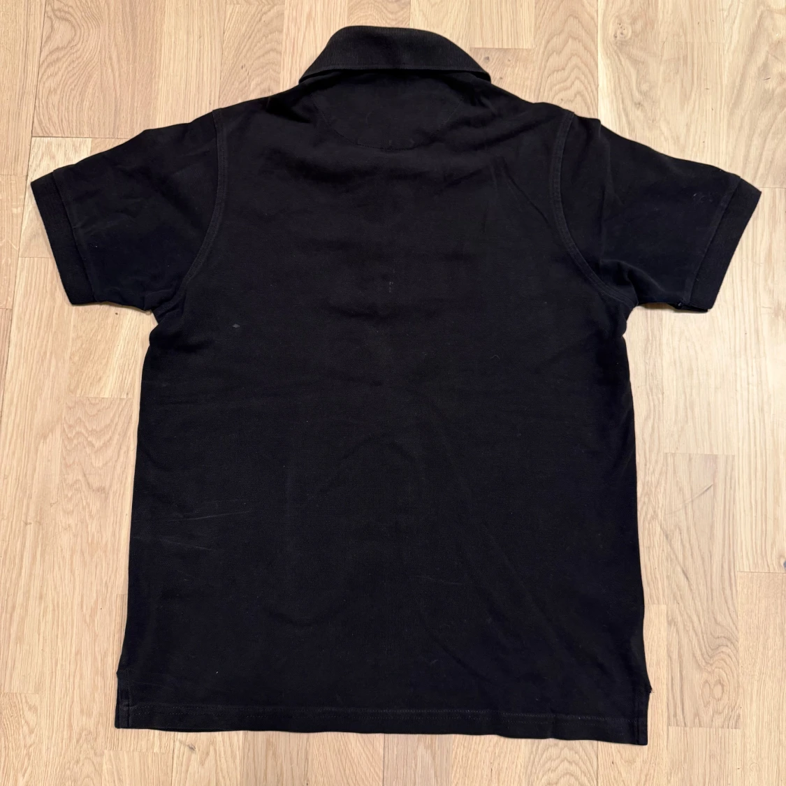 Svart pikétröja från Lyle & Scott - 1