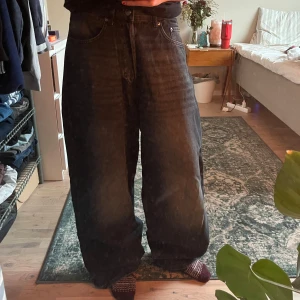 weekday ASTRO - baggy mörkblåa jeans från weekday i modellen ASTRO, storleken är 28x30  väldigt bra skick och endast använda max 5 gånger. 