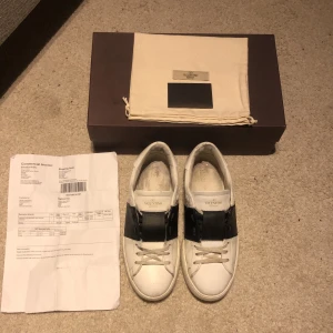 Valentino open skor vitt och svart - Säljer mina valentino open Skor som har blivit för små för mig. Skicket är 7/10 och det finns inga defekter. Jag har kvitto och box. storlek 41 passar 41-42, riktig feta till våren. Mitt pris 2299 ny pris 7000. Vid minsta fundering skriv.