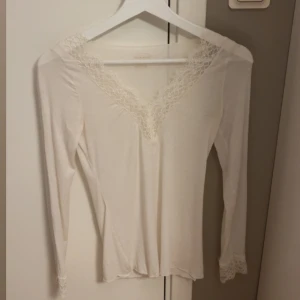 Vit långärmad topp med spetsdetaljer - Intresseskoll på min vita intimissimi tröja med spets, använd en gång💕köp inte via köp nu