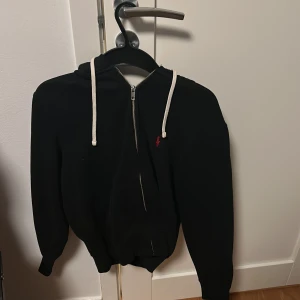 Ralph lauren zip hoodie  - Säljer nu min ralph lauren hoodie som jag inte använt mycket den är i top skick ! Storlek xs. Kontakta mig vid funderingar!