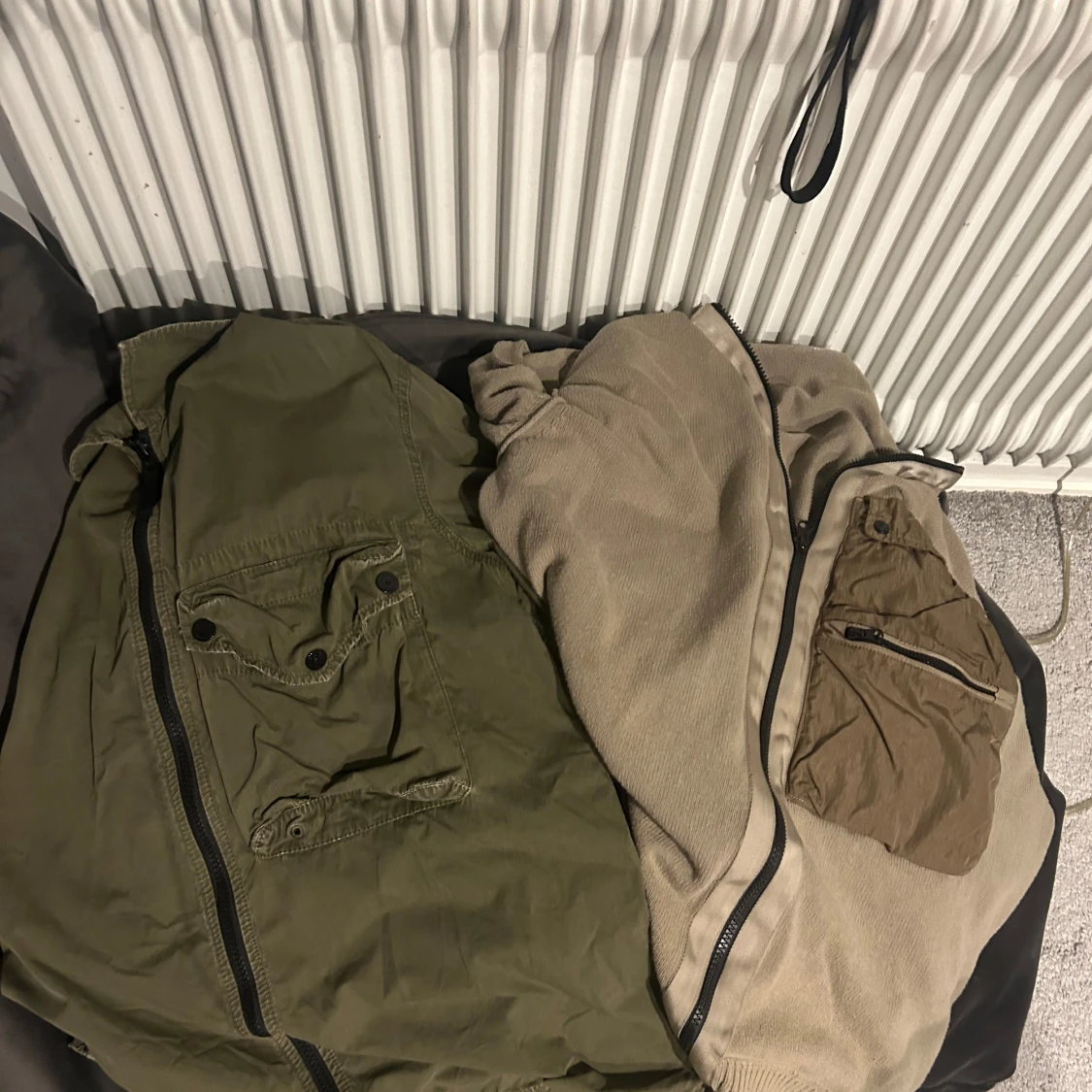 Grön och beige jacka med dragkedja