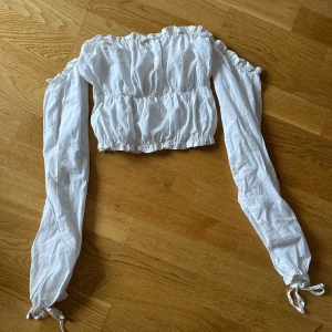 Vit topp - Vit topp i storlek S, aldrig använd 