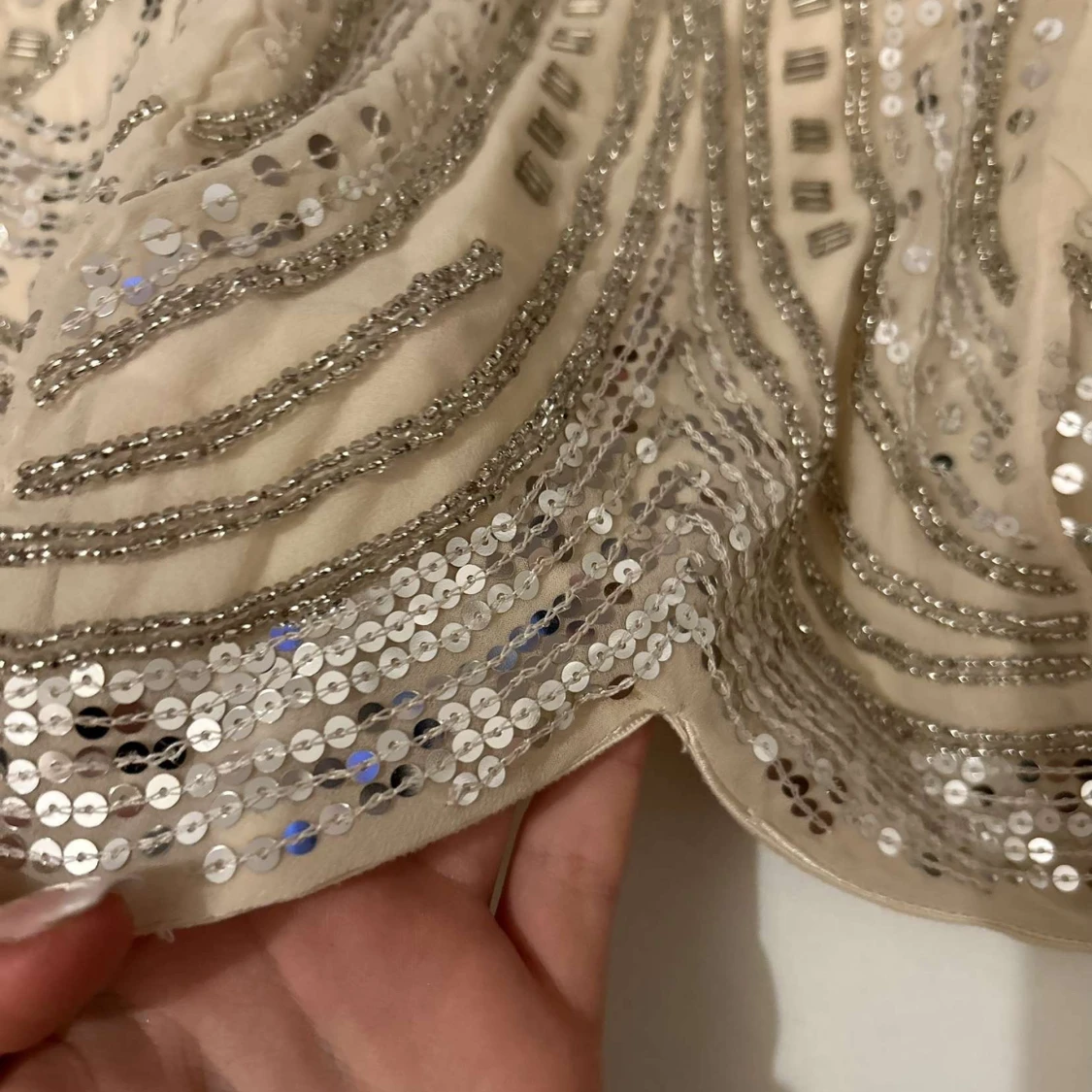 Beige klänning med paljetter - 1