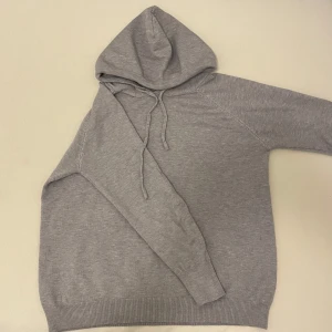 Merino Hoodie - En splitter ny Merino Hoodie för endast 199kr, köptes för 450 ish men var för liten. Den är stilren och skitsnygg passar till allt. Fler bilder, frågor eller funderingar skriv!!
