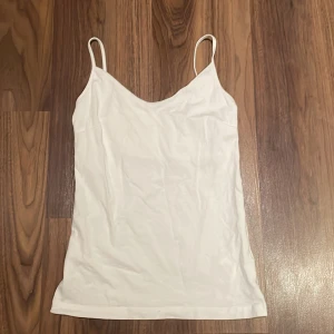 Vitt linne  - Säljer ett vitt linne från lager 157 i storlek S med ställbara axelband. Linnet är i bra skick men små defekter finns, dock inget man tänker på! 💕
