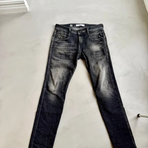 Svarta jeans från Replay - Sällsynta Snygga svarta jeans från Replay med en cool tvättad look. Perfekta för en avslappnad stil. Varsamt använda och i toppskick. Han på bilden är 185