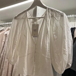 Linen blend blus från H&M  - Superfin blus från H&M med knappar fram till och puffärm. Sitter väldigt fint och är figursydd🤎🤎