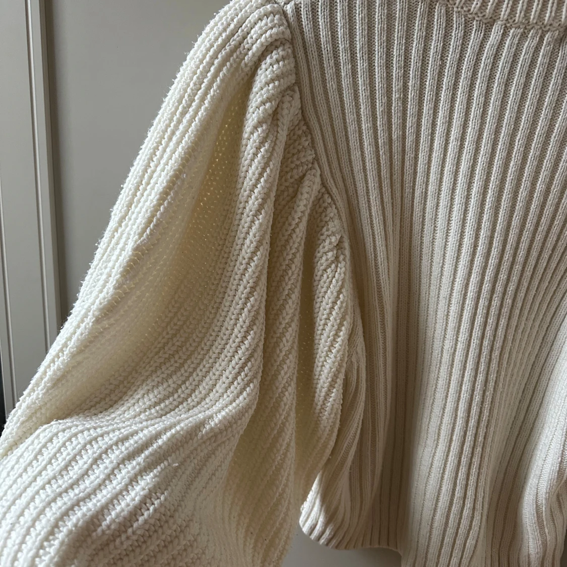 Vit ribbad stickad tröja - 2