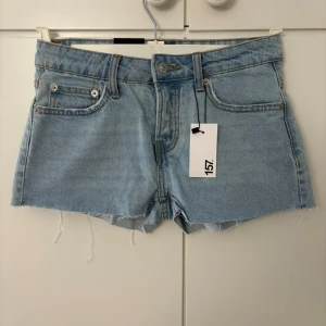 Lågmidjade jeansshorts  - Lågmidjade jeansshorts från lager 157. Helt oanvänd med prislappen kvar, stl xs. Köparen står för frakten.