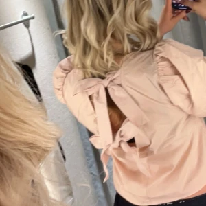 Blus med öppen rygg - Endast använd en gång!!