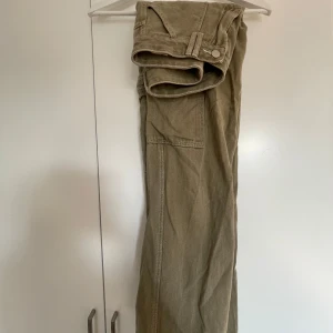 Ljusgröna cargopants - Snygga ljusgröna cargopants med praktiska fickor på sidorna. Perfekta för en avslappnad stil. Byxorna har en rak passform och är tillverkade i ett slitstarkt material.