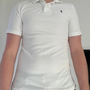 Vit Ralph Lauren pikétröja  - Vit piké från Ralph Lauren storlek S