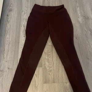 Vinröda ridbyxor från CRW - Snygga mörkröda ridbyxor från CRW.