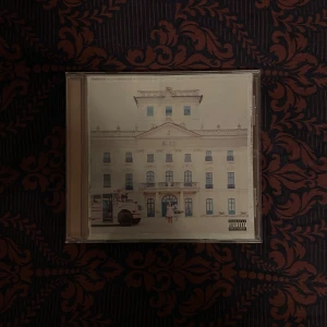 Melanie Martinez K-12 CD - CD-skivan är inte ny så den har tecken på användning. Fodralet är repat men det går att byta ut, häftet är helt fint/okej och skivan har väldigt små repor/märken men inget som påverkar ljudet, hela skivan fungerar utan problem :)
