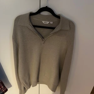 Beige Halfziptröja från Dobber - Snygg beige tröja från Dobber med dragkedja och krage. Perfekt för en stilren look. Tröjan har jag använt max 2 gånger och säljer den pga för liten!.