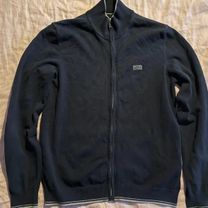 Hugo boss kofta - Snygg tröja ifrån Hugo Boss. Tröjan är i bra skick inga fläckar osv, bara att höra av sig vid frågor!