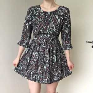 Klänning Pepe Jeans - Nyskick! Klänning från Pepe Jeans. Lite glatt tyg, ej stretchigt. Grågrön botten med mönster på. Axel till fåll ca 83-84 cm. Jag är 178cm, har vanligtvis M. Säljer då den tyvärr är på gränsen till för liten på mig. Bara att fråga om du undrar något!🌸