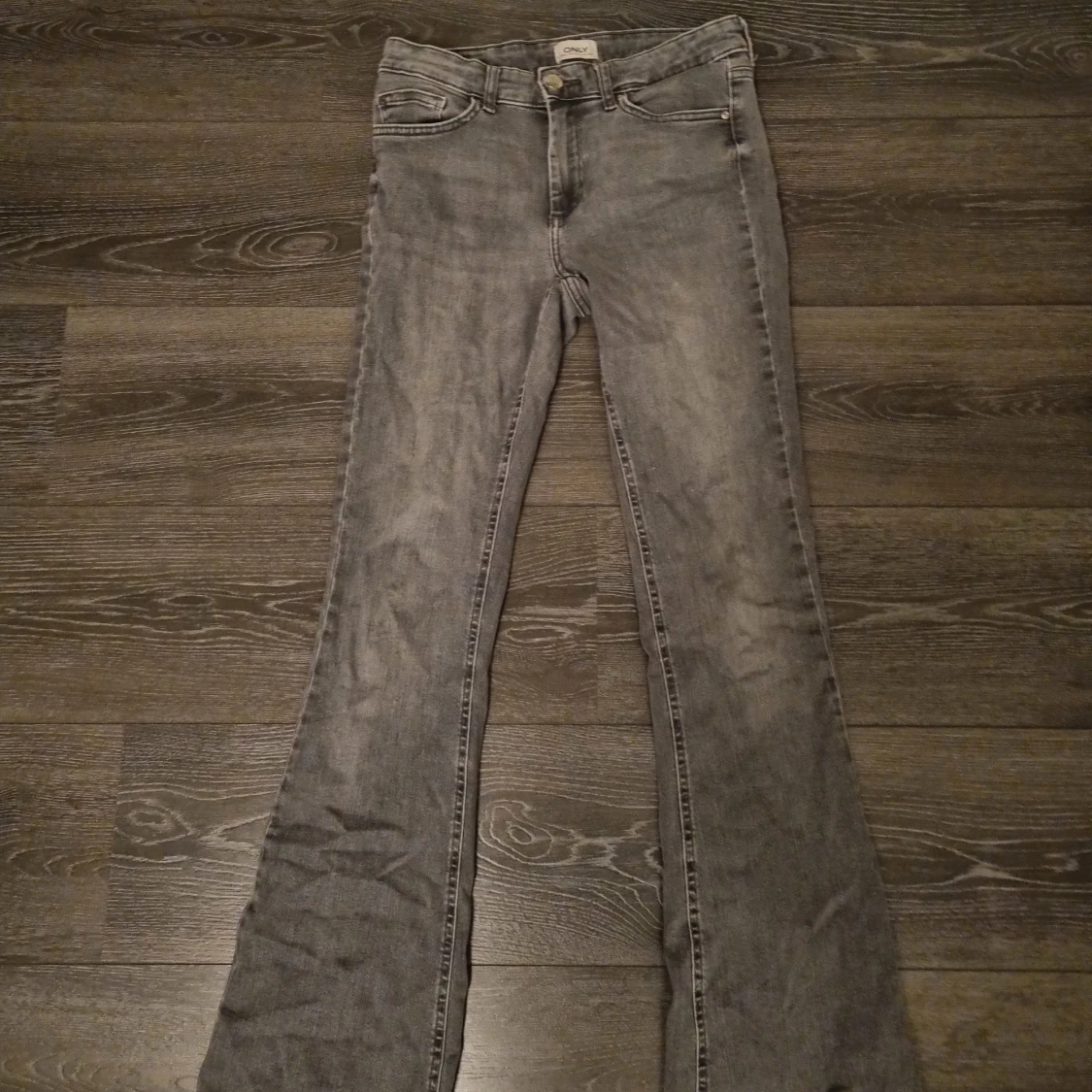 Grå bootcut jeans från ONLY - 1