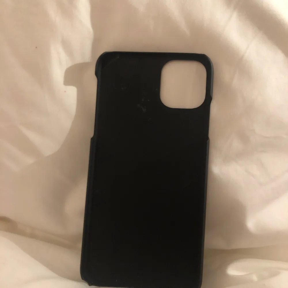 Snyggt mobilskal från Ideal of Sweden i svart och vitt med ett klassiskt hundtandsmönster. Skalet har en stilren design och är perfekt för att ge din mobil en trendig look. Passar utmärkt för att skydda din telefon med stil.. Muu.