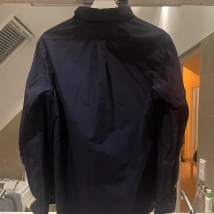 Ralph Lauren skjorta - Mörkblå Polo Ralph lauren skjorta, bra skick! Hör av dig vid frågor, svarar gärna så tveka inte🙌