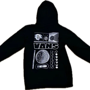 Svart unik vans hoodie - Säljer nu denna lite mer unika vans hoodien, passar till väldigt mycket och knappt använd, cond: 9/10, strlk small men sitter som medium! Hör av er vid frågor eller mer bilder!