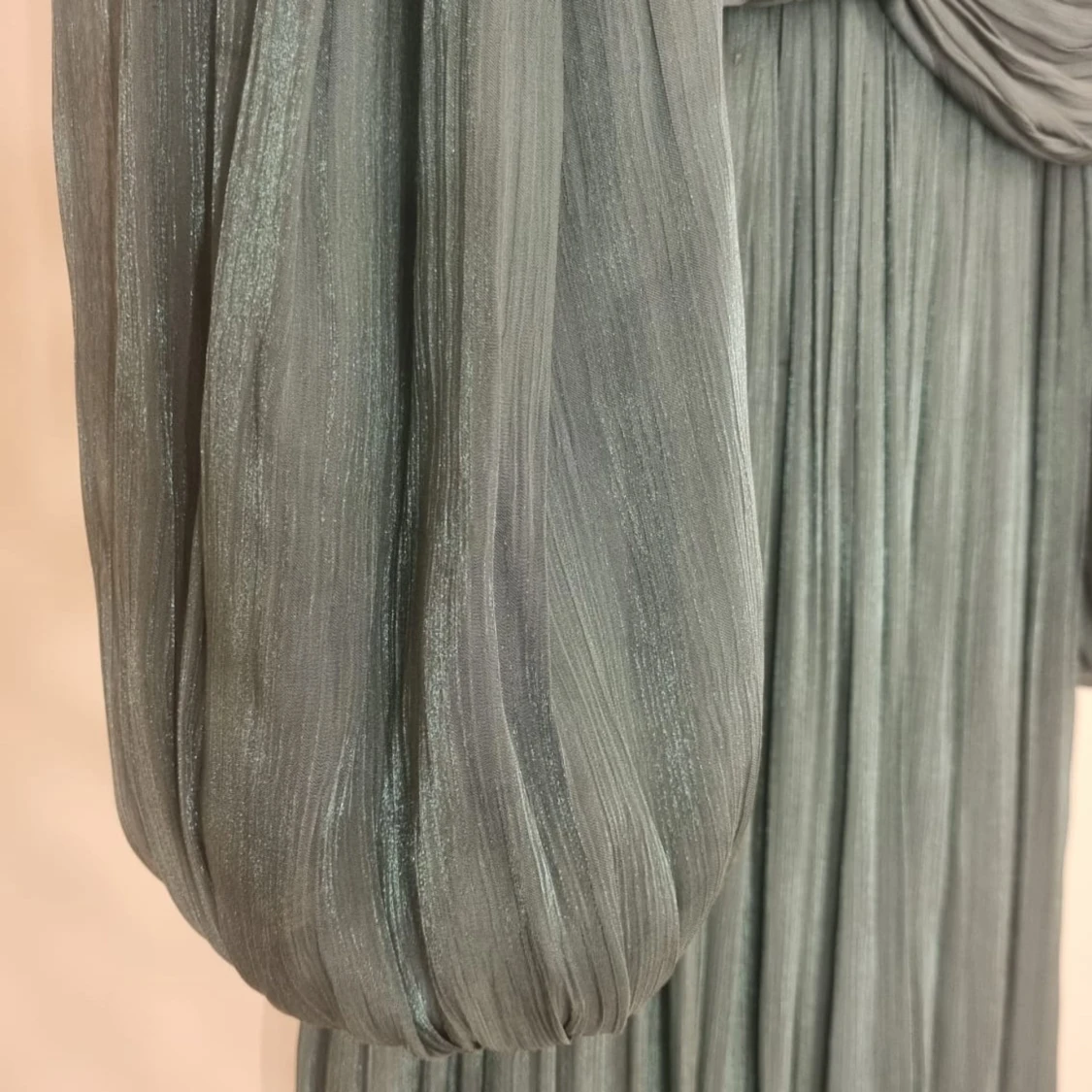 Grön långklänning med plisserade detaljer - 2