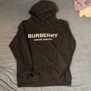 Svart hoodie från Burberry - Svart burberry hoodie, rätt så ny och är i bra skick