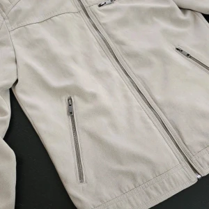 Jack & Jones jacka M - Storlek M   Jackan har användts knappt 2-3 gånger.  Är fortfarande som ny