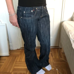 JÄTTE FINA JEANS low waist - S skicka gärna fler bilder på jeansen säger för att kommer inte till användning💕💕