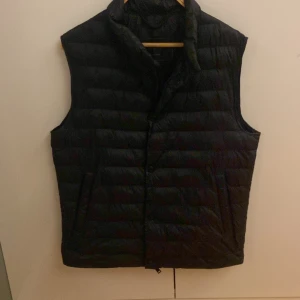 Massimo Dutti  - Säljer denna sällsynta och riktigt feta Massimo Dutti väst ”Nypris 1100kr” utmärkt skick! Hör av er vid intresse!