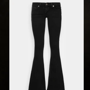only jeans 💗 - Populära helt slutsålda only jeans ifrån zalando💗Helt oanvända & prislapp kvar🎀dom sitter så fint på! Strl 28x36 / passar mig som är en 36/38 och 170cm. 