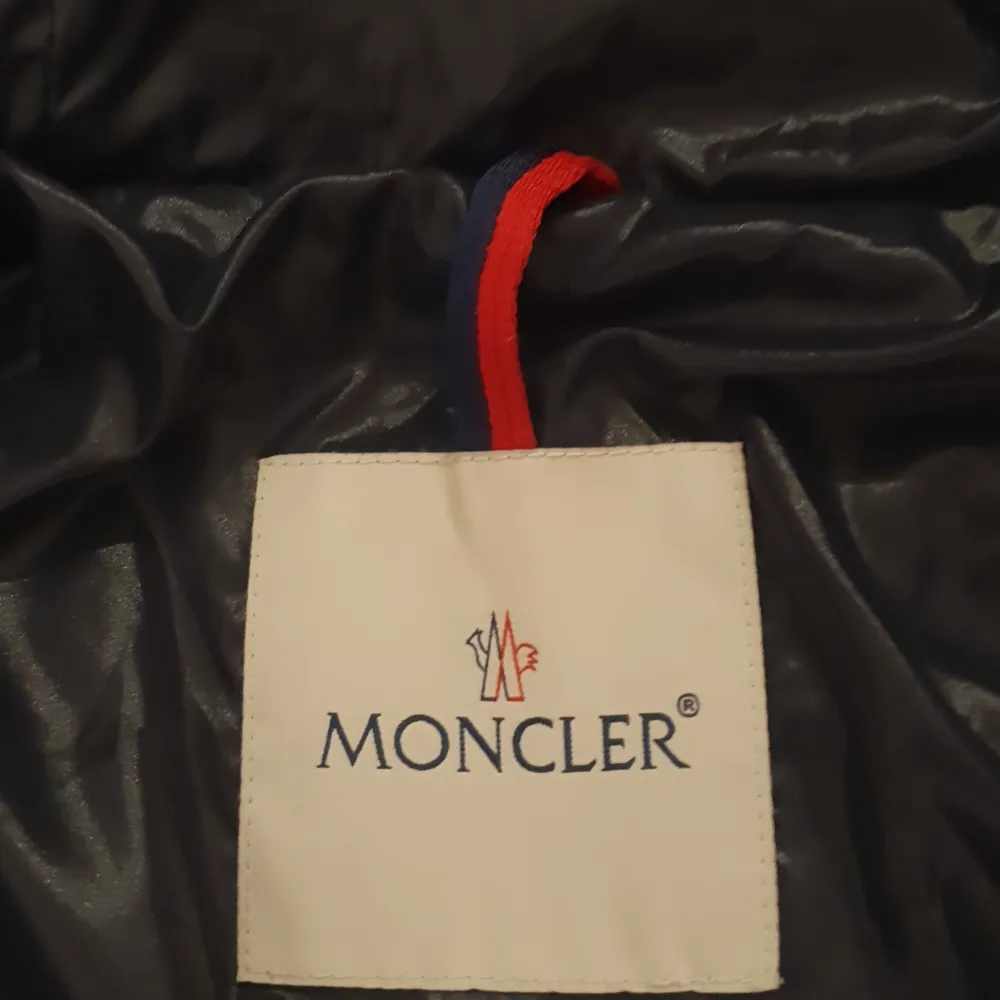 Moncler jacka navy blou storlek 0 barn. Jackor.