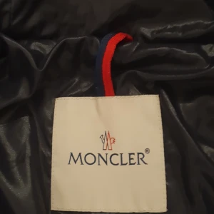 Säljer min moncler jacka  - Moncler jacka navy blou storlek 0 barn