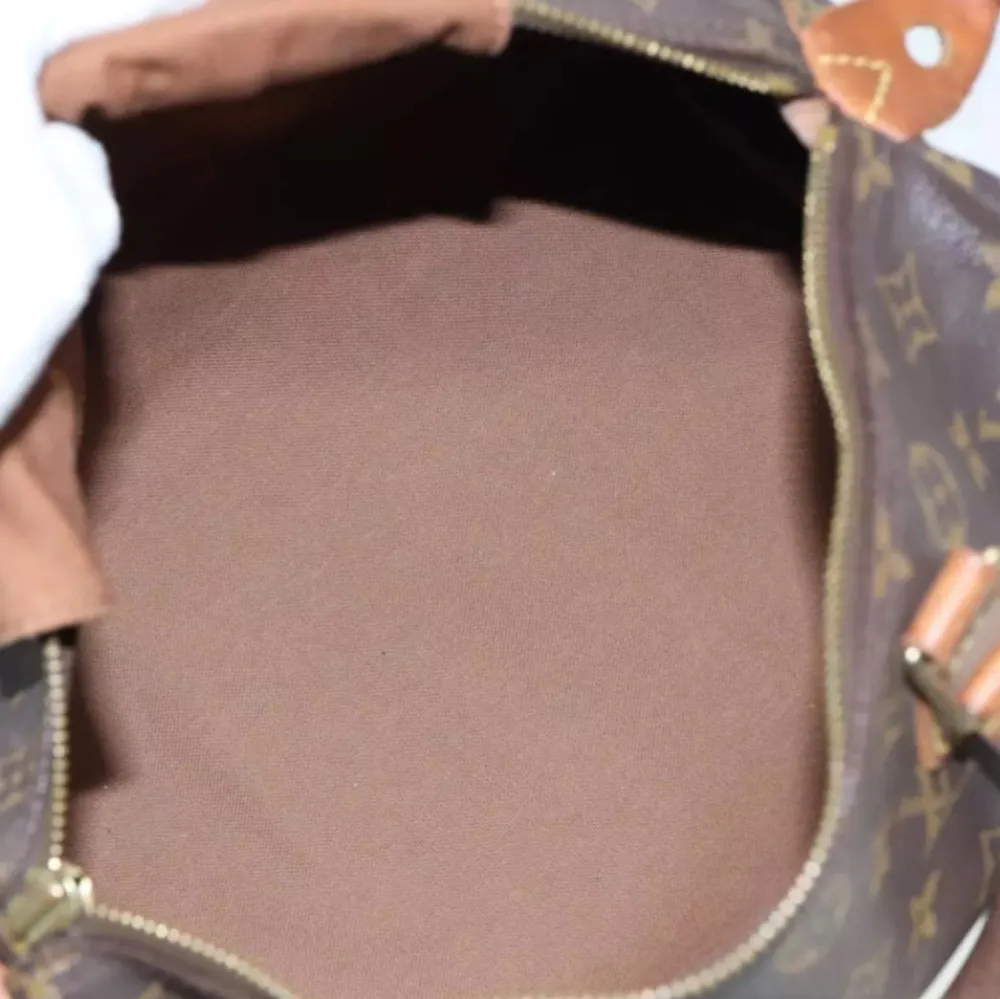 Louis Vuitton Speedy 30. Ett måste i väskkollektionen! Bra storlek för både vardagsbruk och resor. Perfekt att använda som skol-/arbetsväska. Speedy ger en touch av lyx och stil till varje outfit.. Väskor.