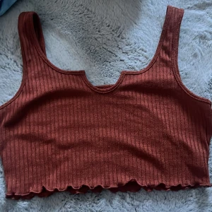 topp - En brun topp från shein Storlek: 44/XL. Har aldrig använt den men den är fin att ha på sommaren. Säljer eftersom den alldeles för liten i bysten för mig.
