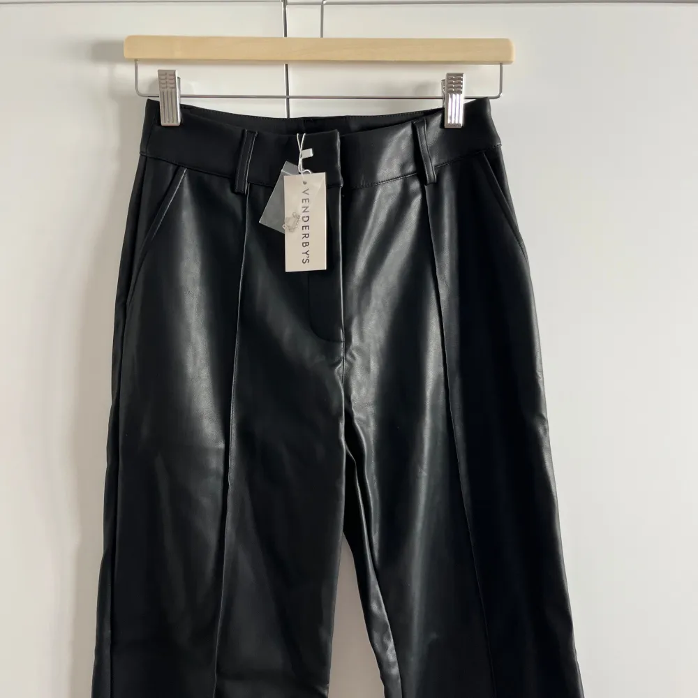 Skitsnygga raka skinnbyxor från det danska varumärket venderbys. Aldrig använda med prislapp kvar. Köpta för ca 650 kr. Storlek XS men passar mig som är S🫶. Jeans & Byxor.