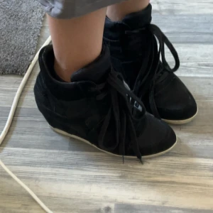 Isabel Marant liknande skor - Isabel Marant liknande skor i storlek 39 som jag har köpt från plick, jätte fina skor som inte kommer till någon användning längre. Dem är i bra skick och jag kan absolut tänka mig att gå ner i pris💓