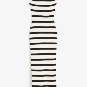 Randig klänning  - Ribbad bandeu klänning. Helt oanvänd, säljer pga att den är förstor.