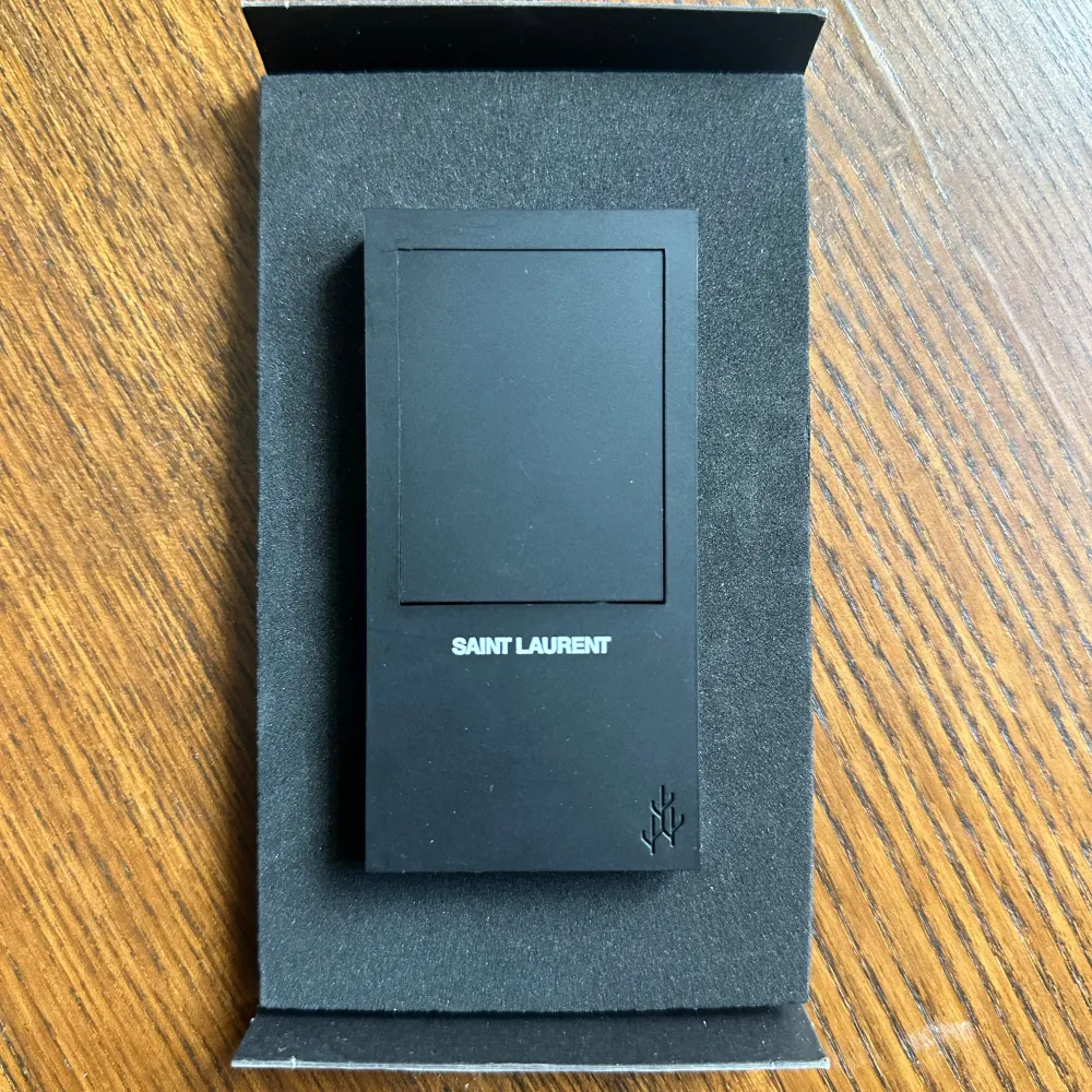 USB vägguttag från Saint Laurent med två portar.. Asusteet.
