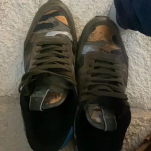 valentino rockrunners. - Har inget extra snörre eller box skriv gärna  för fler bilder eller intresse finns många nackdelar.