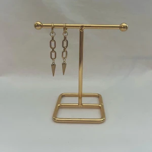 Guldiga Örhängen  - Väldigt fina örhängen! Finns i silver och guld.  Köp för 119kr/st Eller 209kr/paret. Modell 130 Smyckes ställningen finns även att köpa för 299kr!