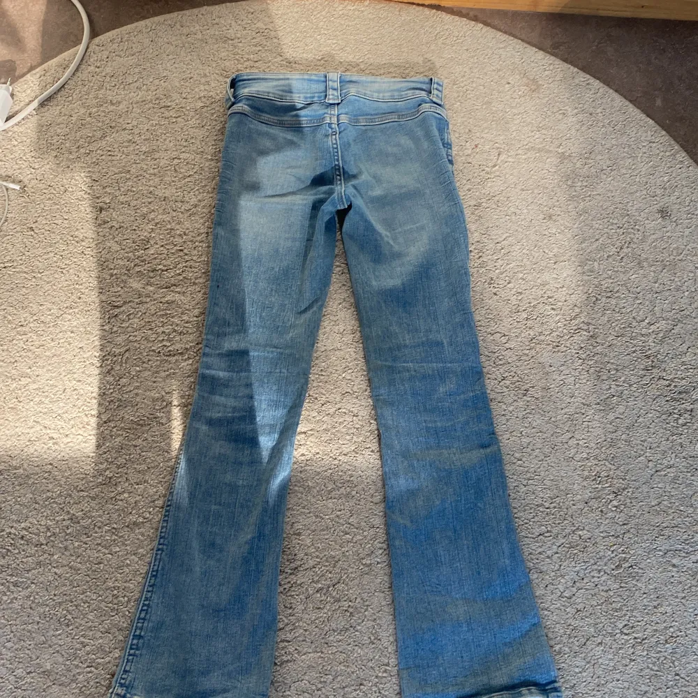 Jätte fina hm jeans utan fickor där bak🥰säljer pga för små🥰🥰finns inte längre dem är helt slutsålda❤️. Jeans & Byxor.