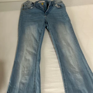 Bootcut jeans - Blivit lite för små för mig, men älskar byxorna 😍 ger en otrolig fin passform och sitter ganska bra för xs/s storlekar